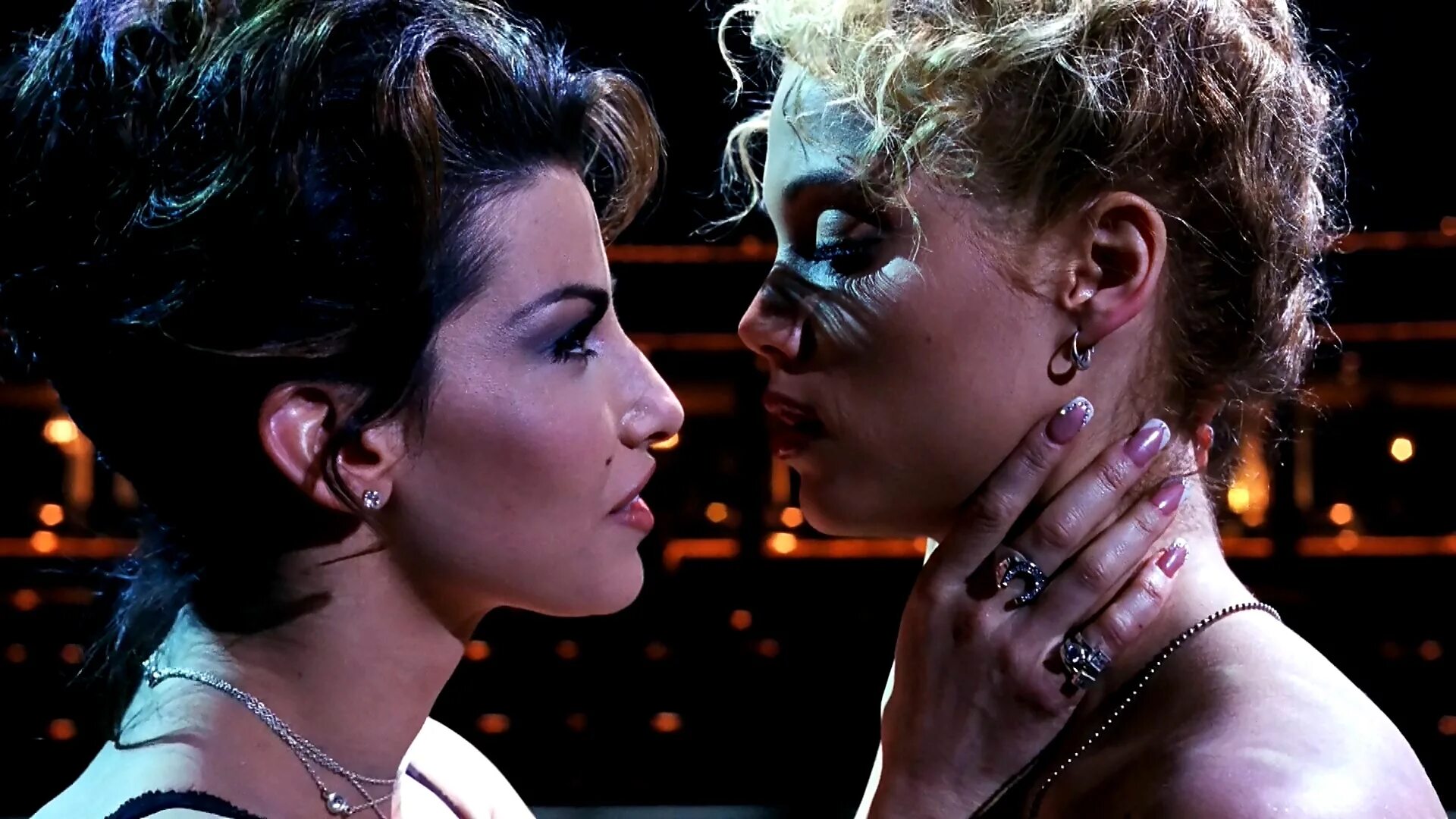 Шоугелз (1995). Шоугелз 1995 Элизабет Беркли. Джина Гершон 1995. Элизабет Беркли и Джина Гершон