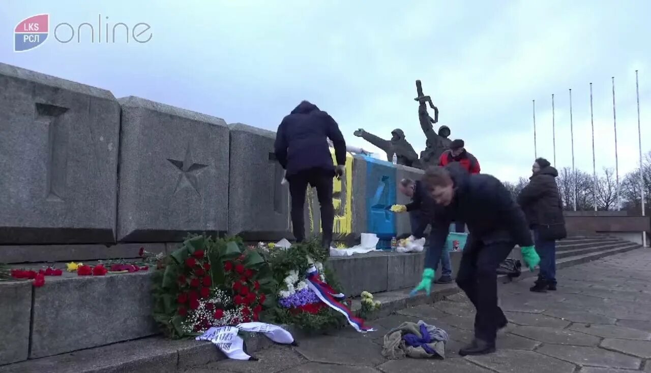 Осквернение памятников волгоград. Осквернение мемориала. памятник в латвии осквернили.