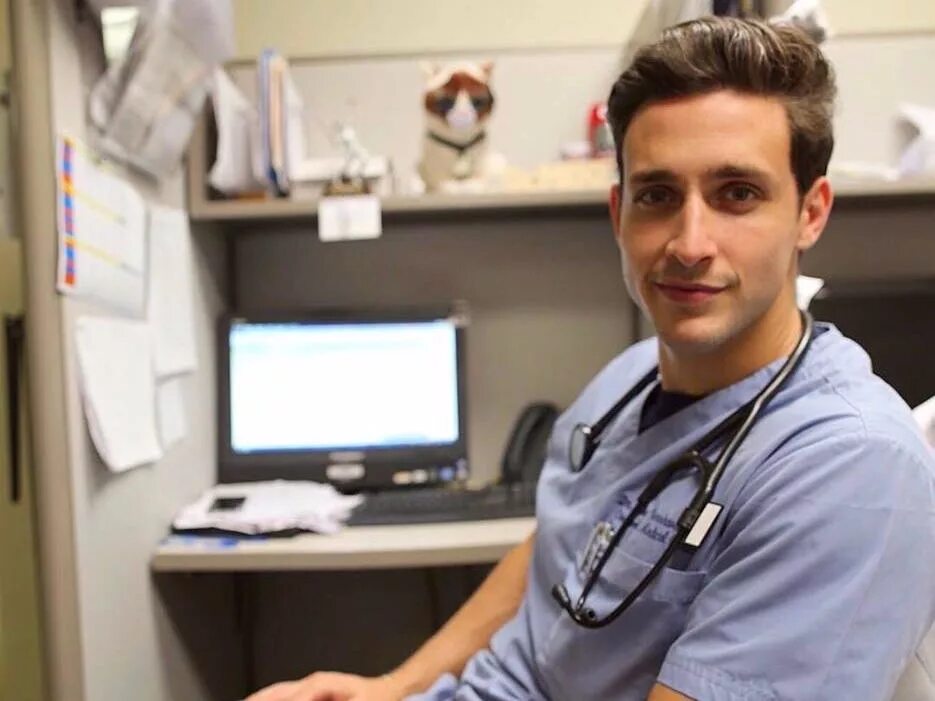 Real doctors. Красивый врач. Врач мужчина. Красивые мужчины медики. Красивый врач мужчина.