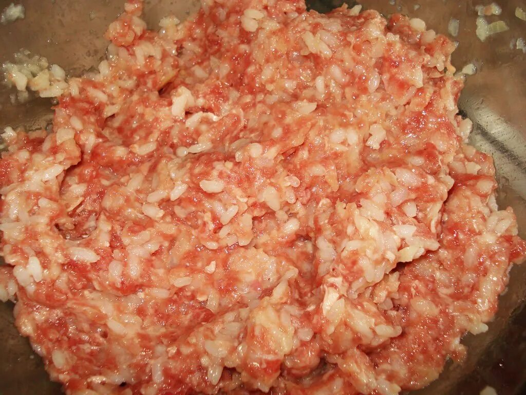 Свиной фарш с подливкой. Фарш на тефтели. мясо фарш. фарш мясной с луком и рисом. мелкоизмельченное мясо курицы.
