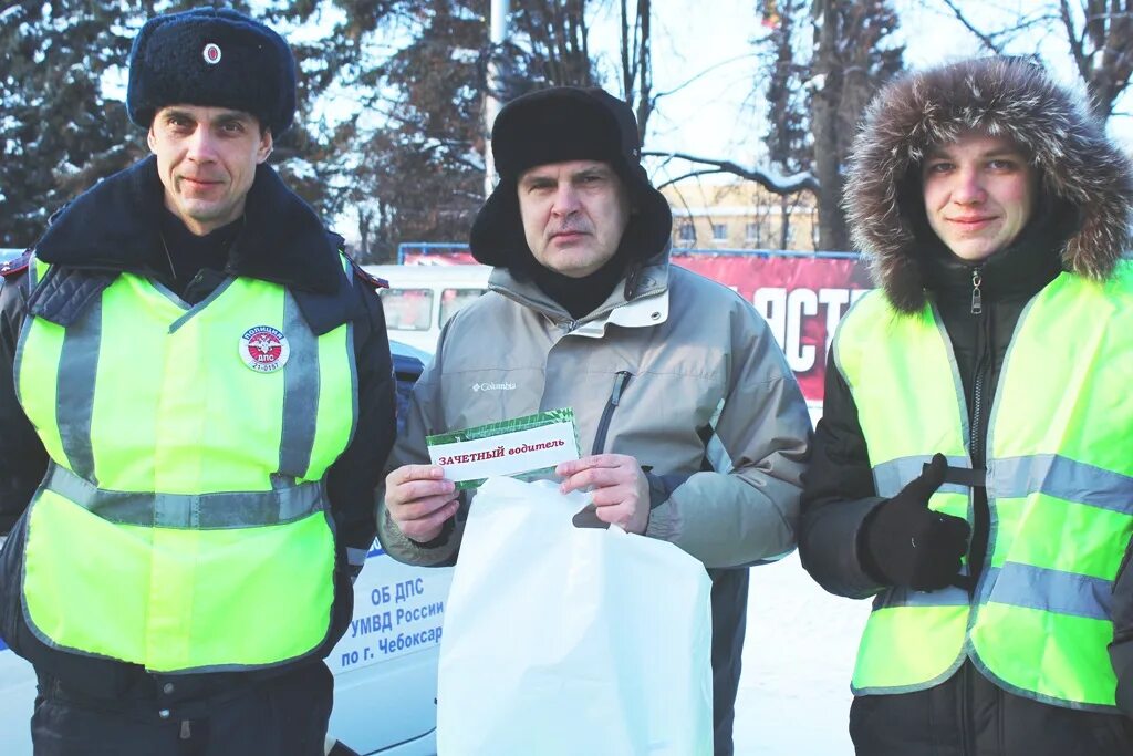 Сообщите российские новости. ГИБДД Чебоксары сотрудники. День студента ГИБДД. В Чайковском Госавтоинспекция и студенты. ГИБДД И Роснефть.