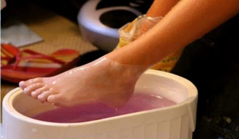 парафинотерапия для рук. маникюр парафинотерапия. парафиновая ванночка для рук. парафинотерапия для рук. теплолечение парафином.