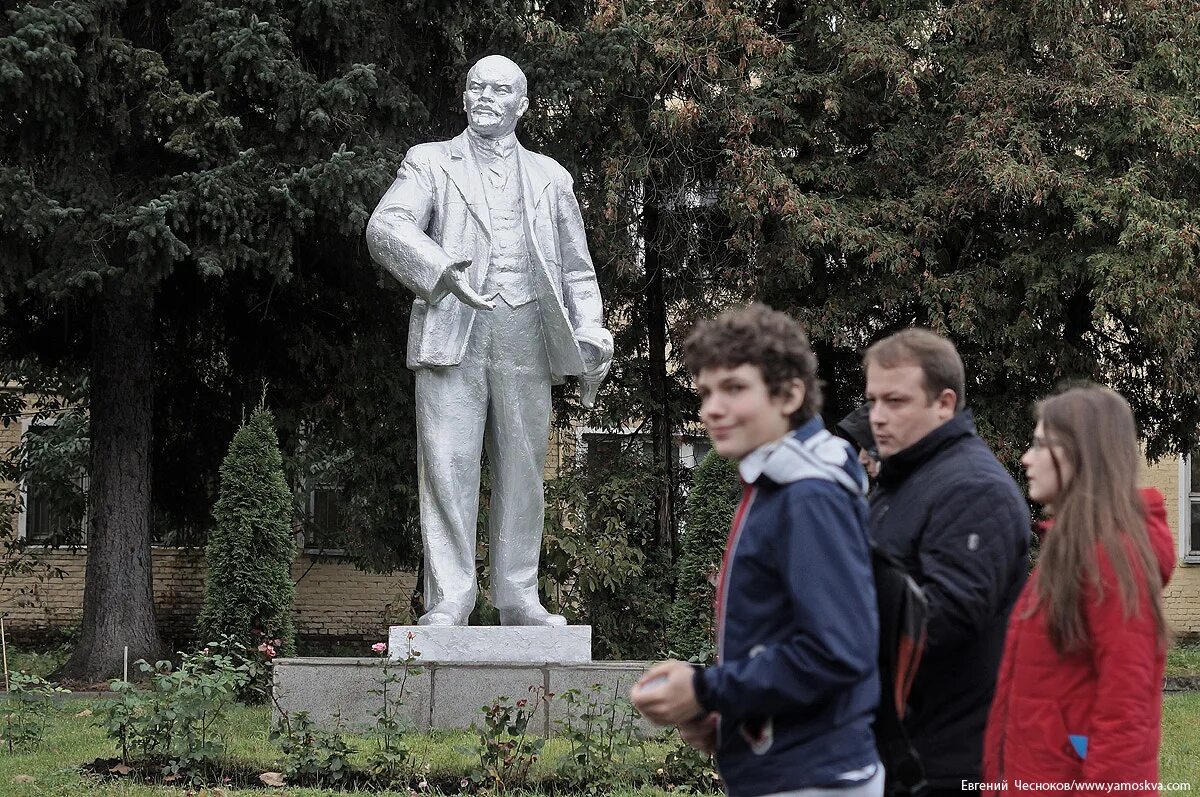 Ленин орджоникидзе. Памятник Серго Орджоникидзе МАИ. Памятник Ленину Московский авиационный институт. Памятник Ленину на площади Орджоникидзе. Курчатовский институт памятник Ленину.