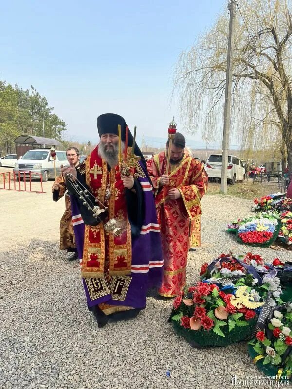 Когда в этом году пасха родительский день. Молебен на Пасху. Радоница поминовение усопших. Радоница фото. День поминовения усопших воинов.