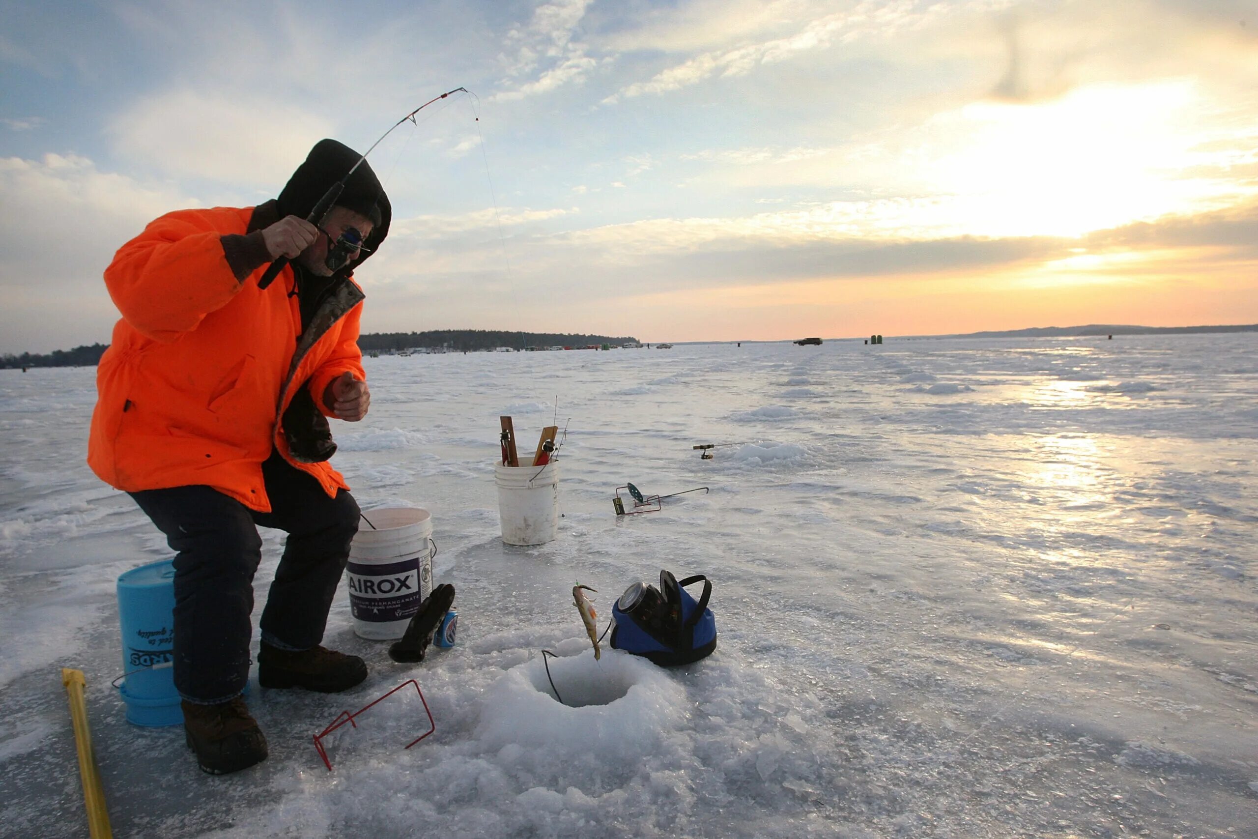 Ice fishing коды. Рыбалка зимой. ice fishing. зимняя рыбалка фон. зимняя рыбалка фото.