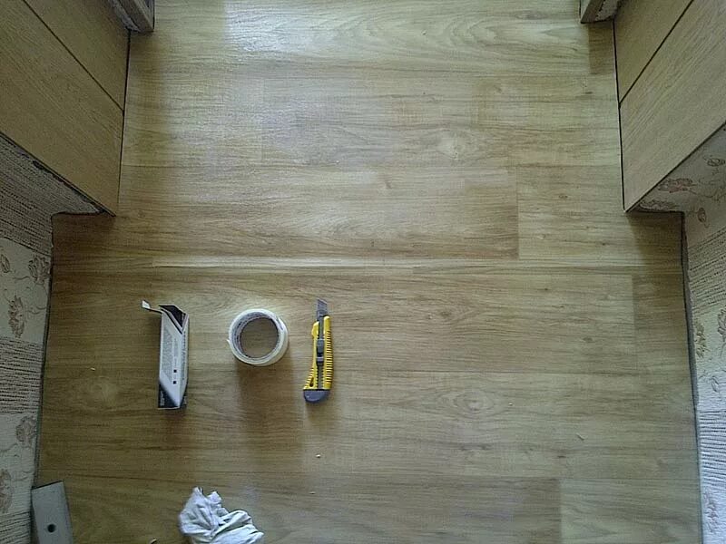 Линолеум встык. Линолеум встык. Склеивание линолеума. 02 золото. Стыковочная лента для линолеума.