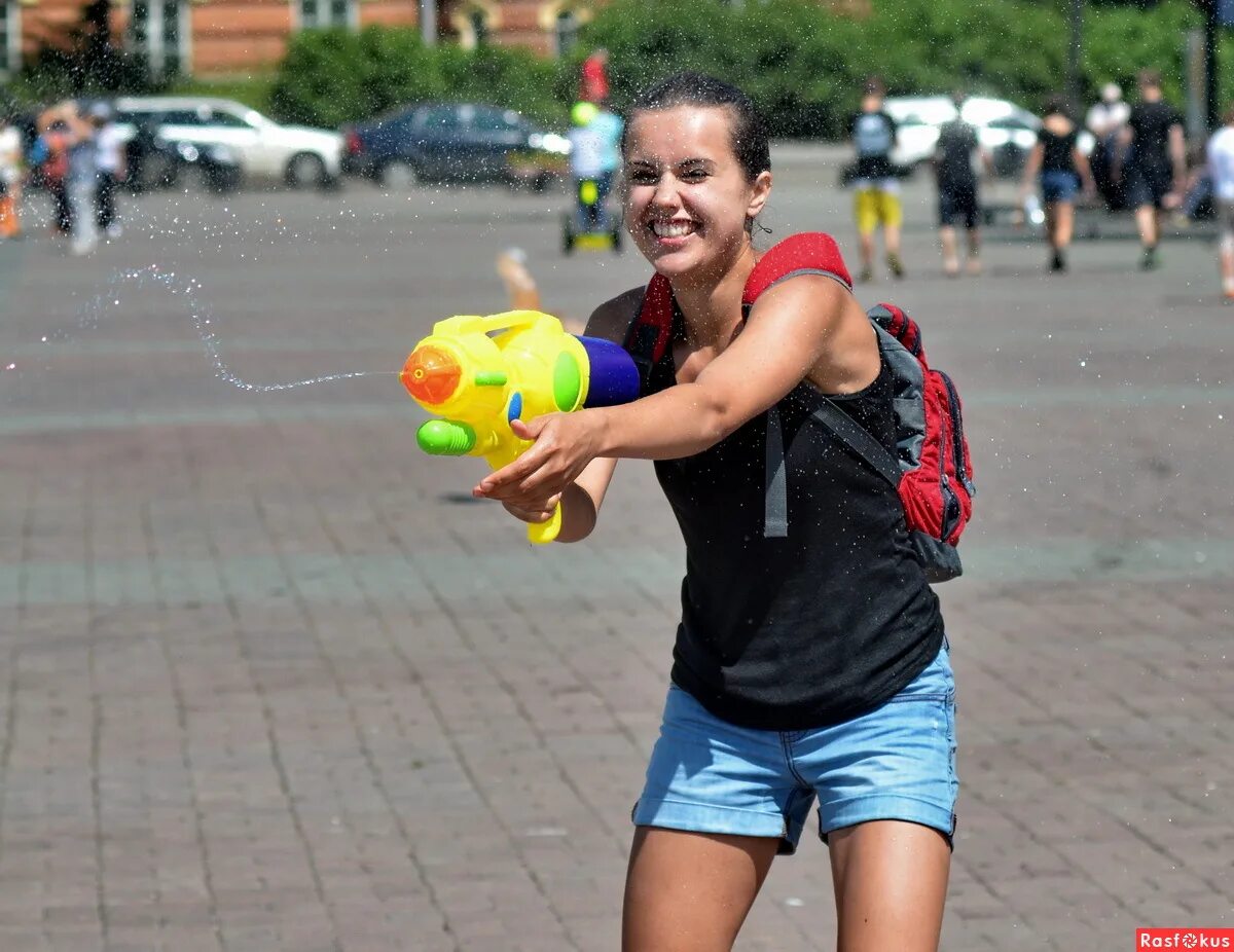 Репортаж на улице. Репортажные снимки. Репортаж фотосъемка. Театрализованное шествие. Репортажный снимок.