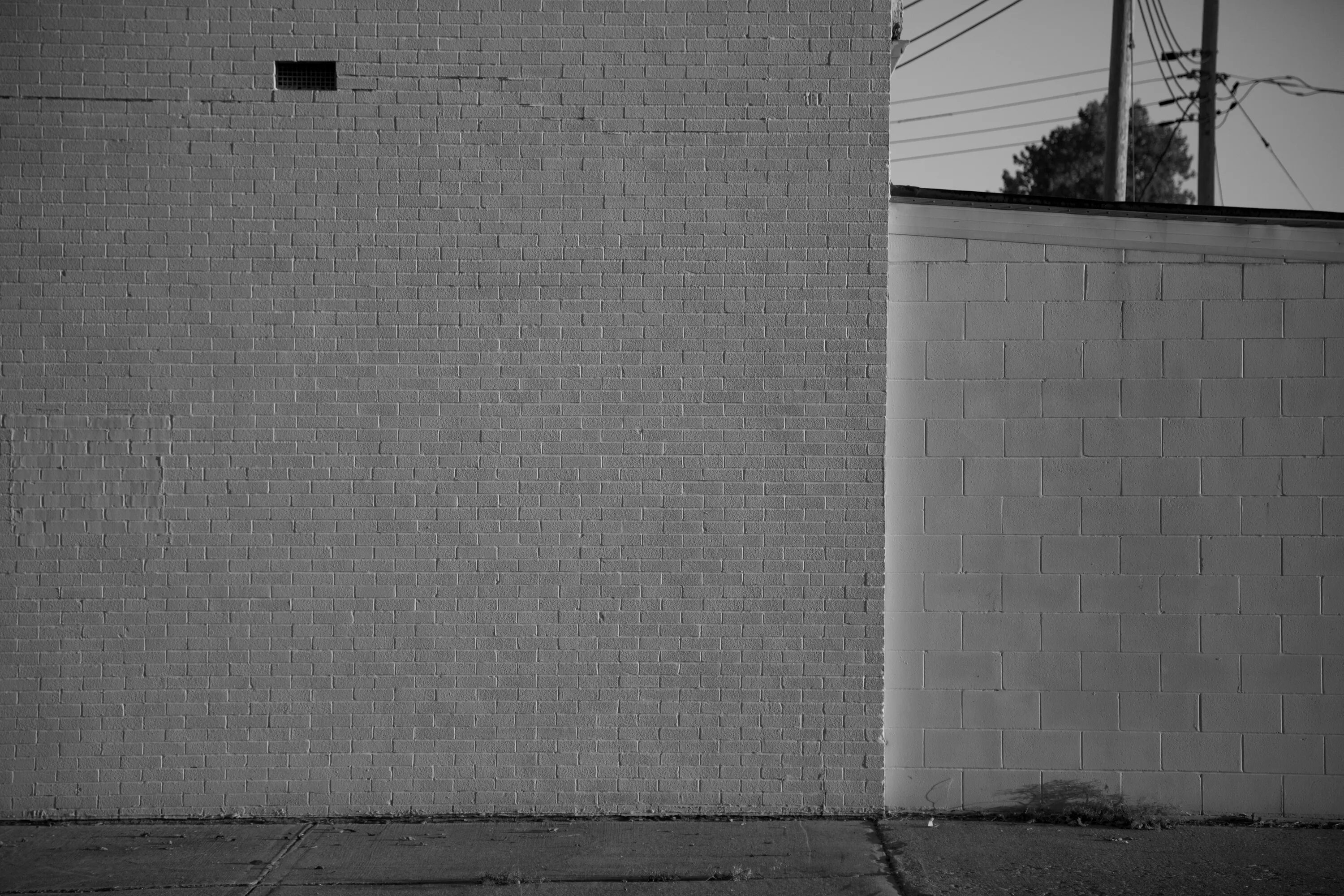 Стена здания. Граффити на стене. Фон стена на улице. Стена на улице. Серая стена здания.