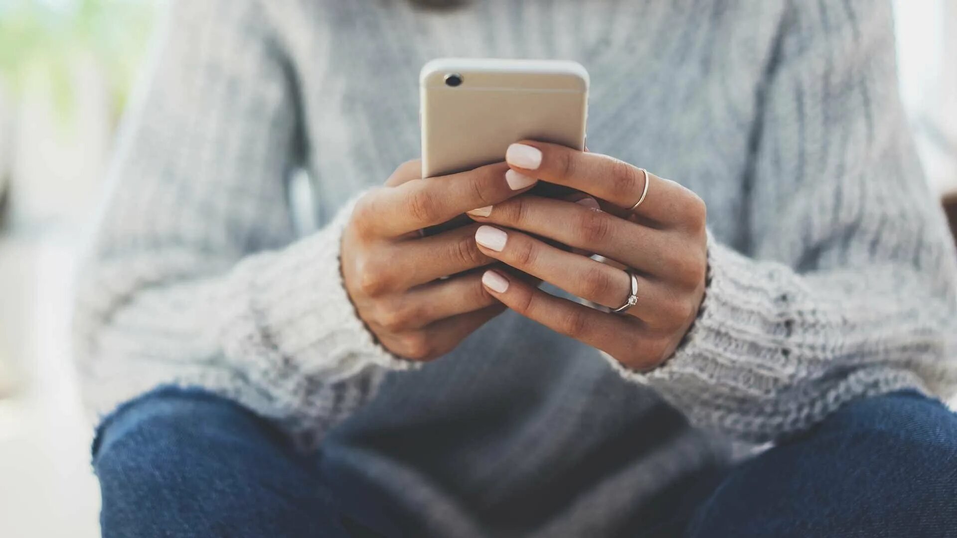 Человек переписывается в телефоне. Человек с телефоном в руке. Переписка в телефоне. Телефон в мужской руке. Мобильник в руке девушки.