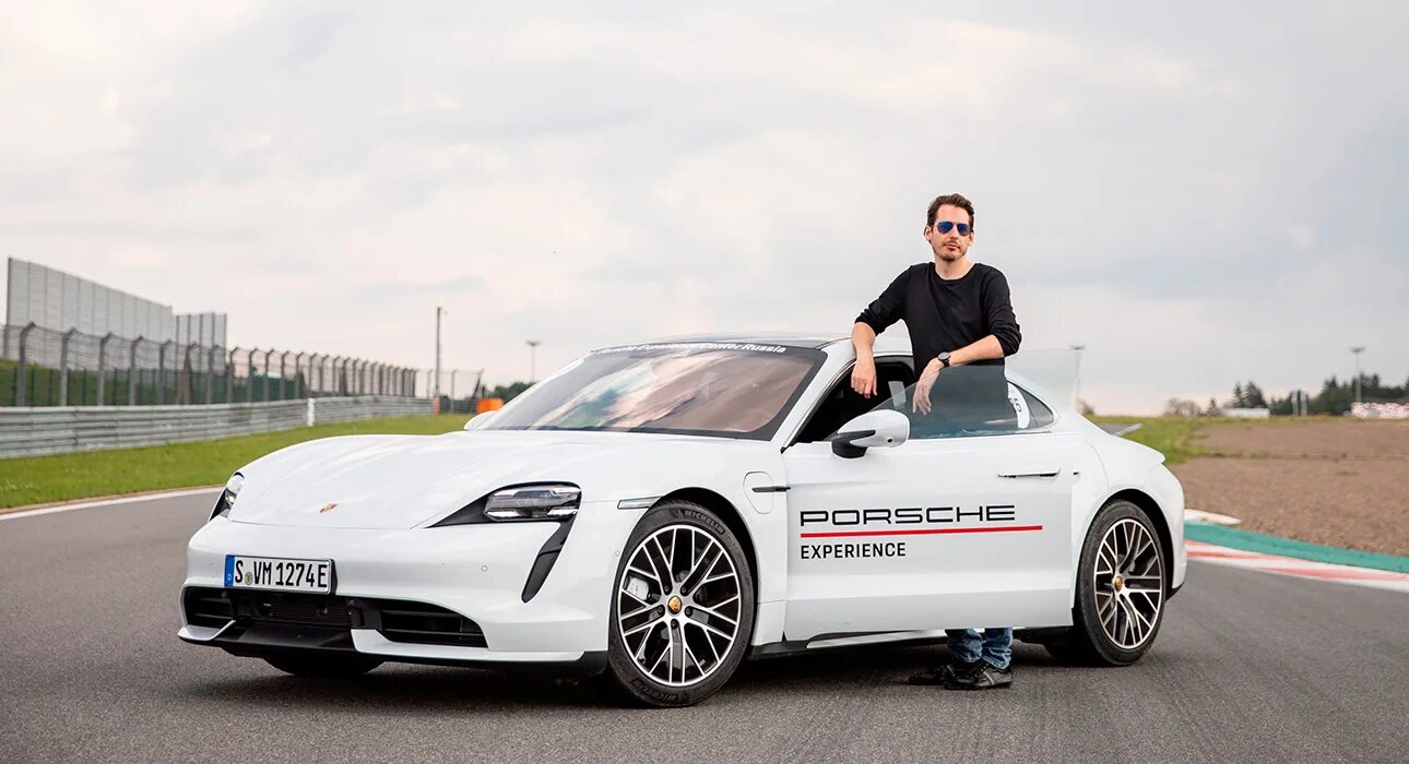 Тест драйвы 2020 года. Cooman машина. Porsche Taycan Turbo Moscow. Какая машина у Cooman. Porsche Taycan Turbo Moscow превью.