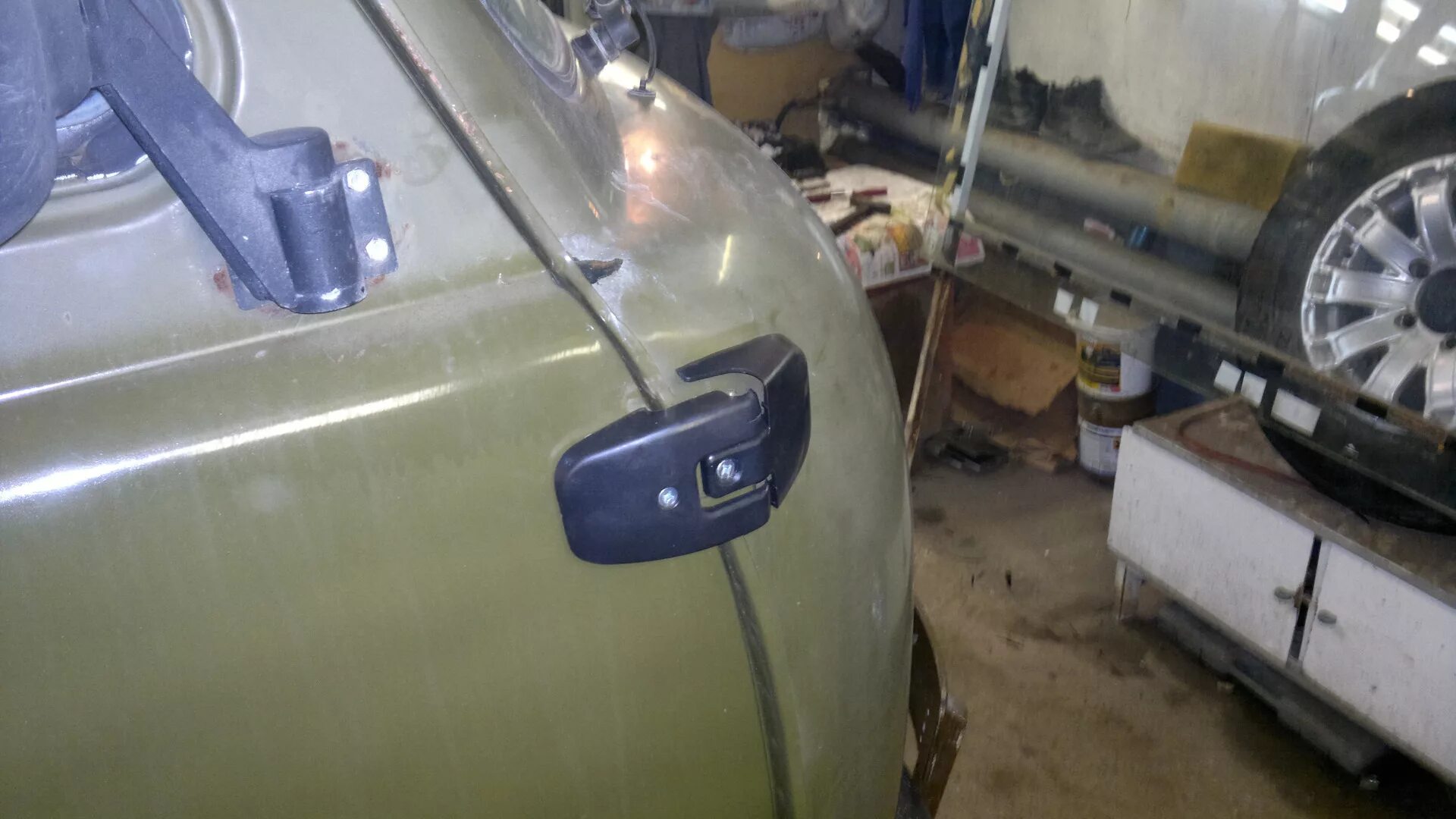 Накладки на петли уаз 452. Петля передней двери уаз 3303. Петля уаз буханка. Крепеж капота уаз буханка. Накладка петли двери уаз 452.