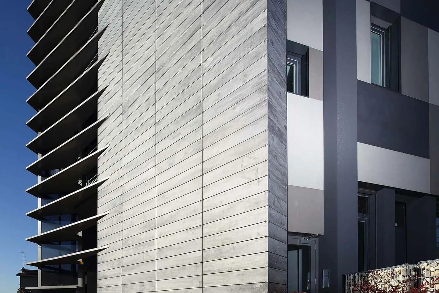 Вентилируемый фасад. Вентилируемые фасады зданий. Вентилируемый фасад здания. Вентилируемый фасад стемалит. Вентилируемый фасад здания.