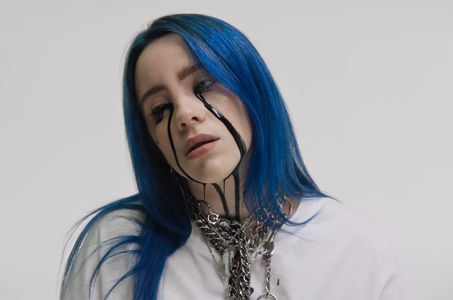 Billie eilish when the party s over. Билли айлиш when the party&#039;s over. билли айлиш с синими волосами. билли айлиш с темными волосами.