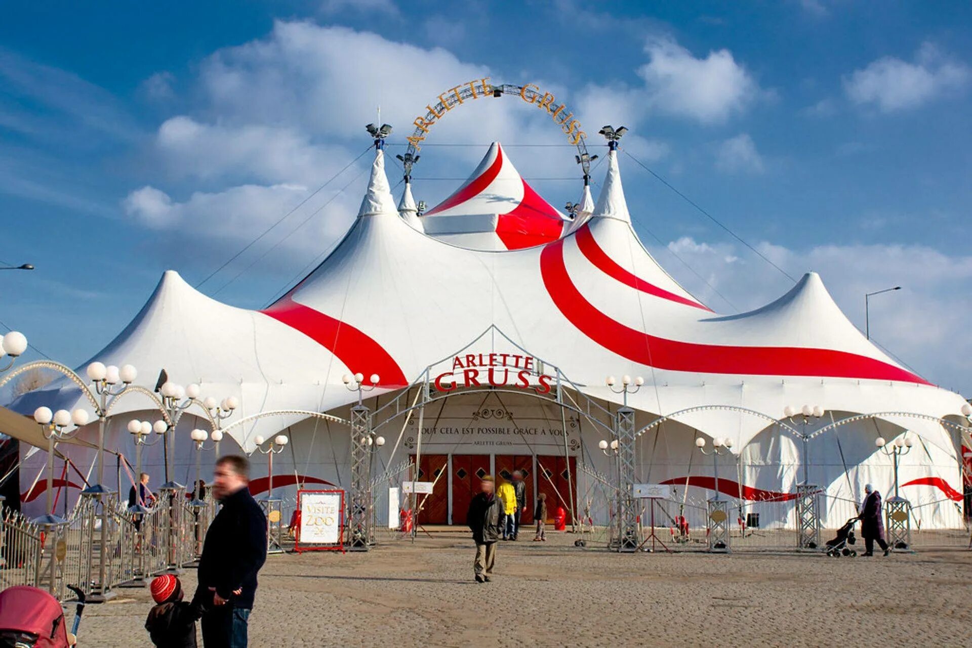 Шапито георгиевск. Цирк шапито, шатер. Самый большой цирк шапито в мире. Большой шатер цирка. Огромный цирковой шатер.