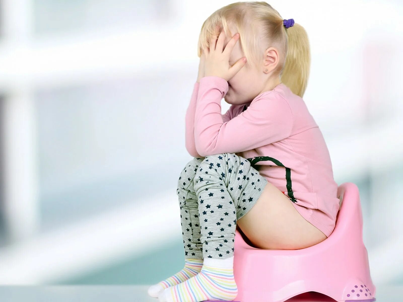 Ребенок на унитазе. Мочеиспускание младенца. Ребенок какает. Ребенок на горшке. Дети в туалете.