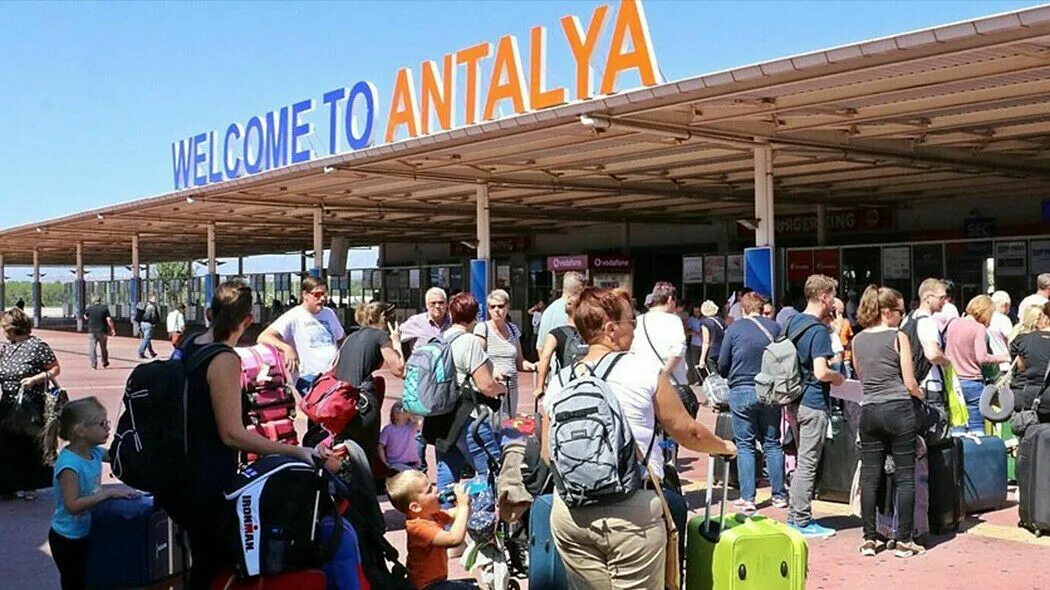 Российские туристы в Анталье. Туристы в Турции. Российские туристкитв Турции. Российские туристы в аэропорту Турции.
