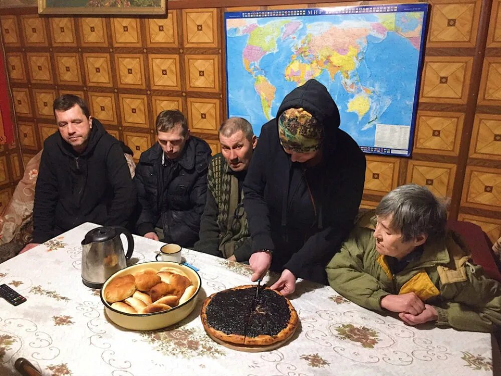 Приюты для бездомных людей адреса. Пансионат для бездомных людей. Социальный приют для бездомных. Столовая в приюте для бездомных людей. Приюты для бездомных людей адреса.