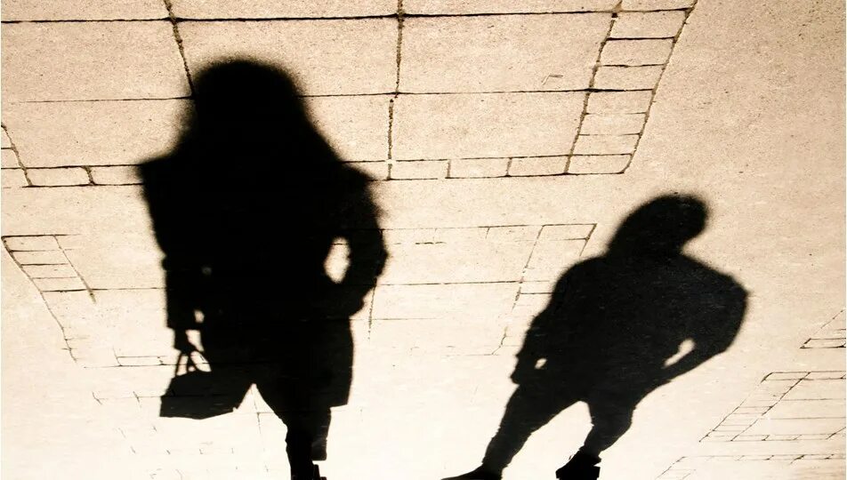 Тень человека на стене. Тени мерещатся или. Преследование человека. Тени наших дней. Антернед стронг сталкер рп карта.