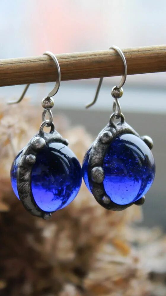 Купить серьги синие. Серьги с синими камнями. Серьги с синим камнем бижутерия. Сережки с голубым камнем. Серьги синие красивые.