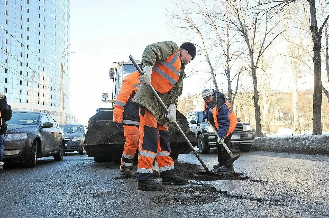 Ремонт и содержание дорог. Ремонт дорог. ремонт дороги. дорожный рабочий. текущий ремонт дорог.