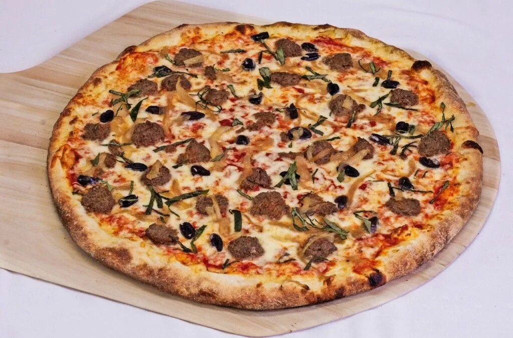 Чикен пицца. There is cheese in the pizza. Итальянская пицца пепперони. Пицца п краям. Пицца большой круг.