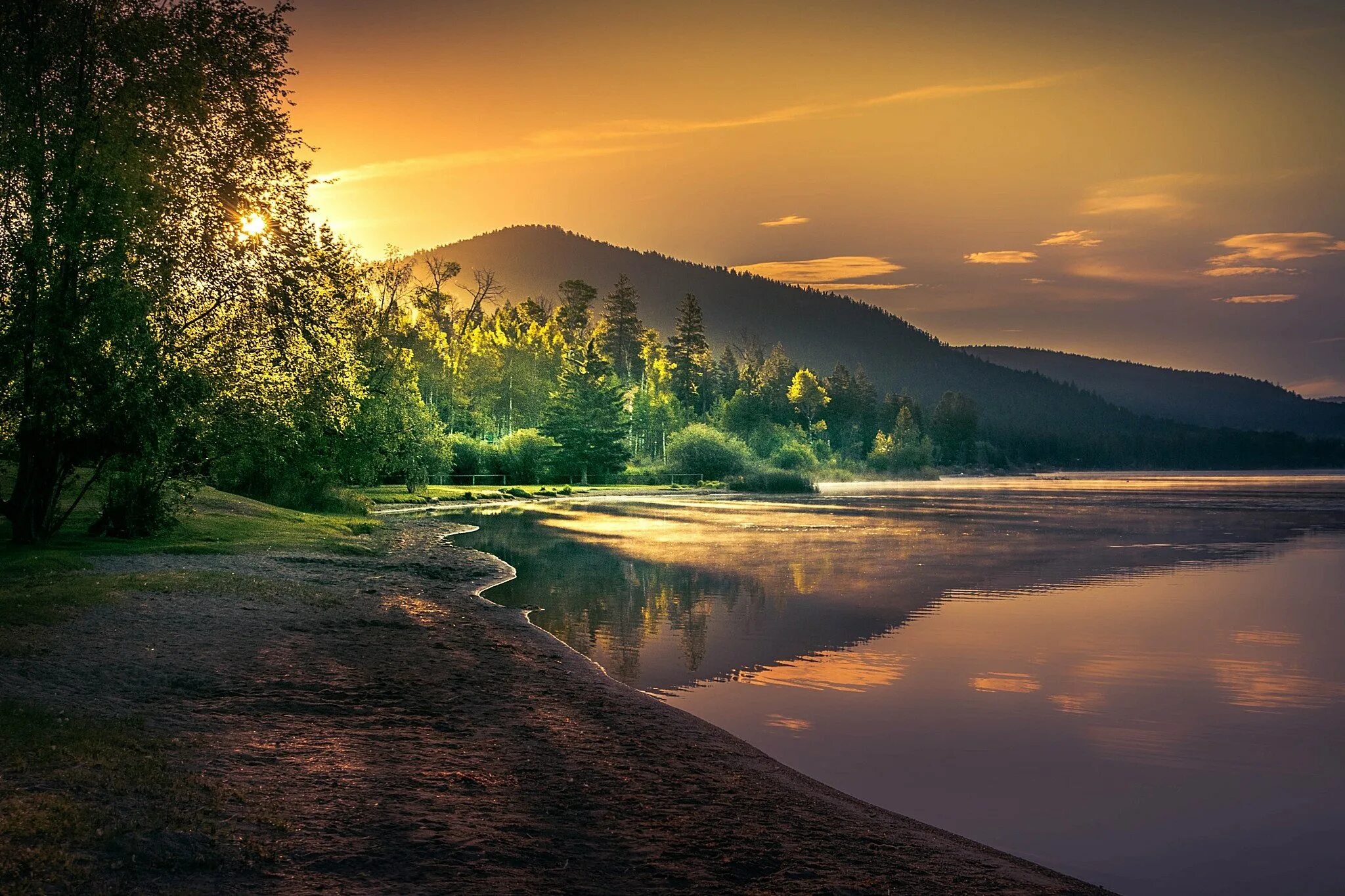 Пейзаж. Рассвет на озере. Красивый рассвет.