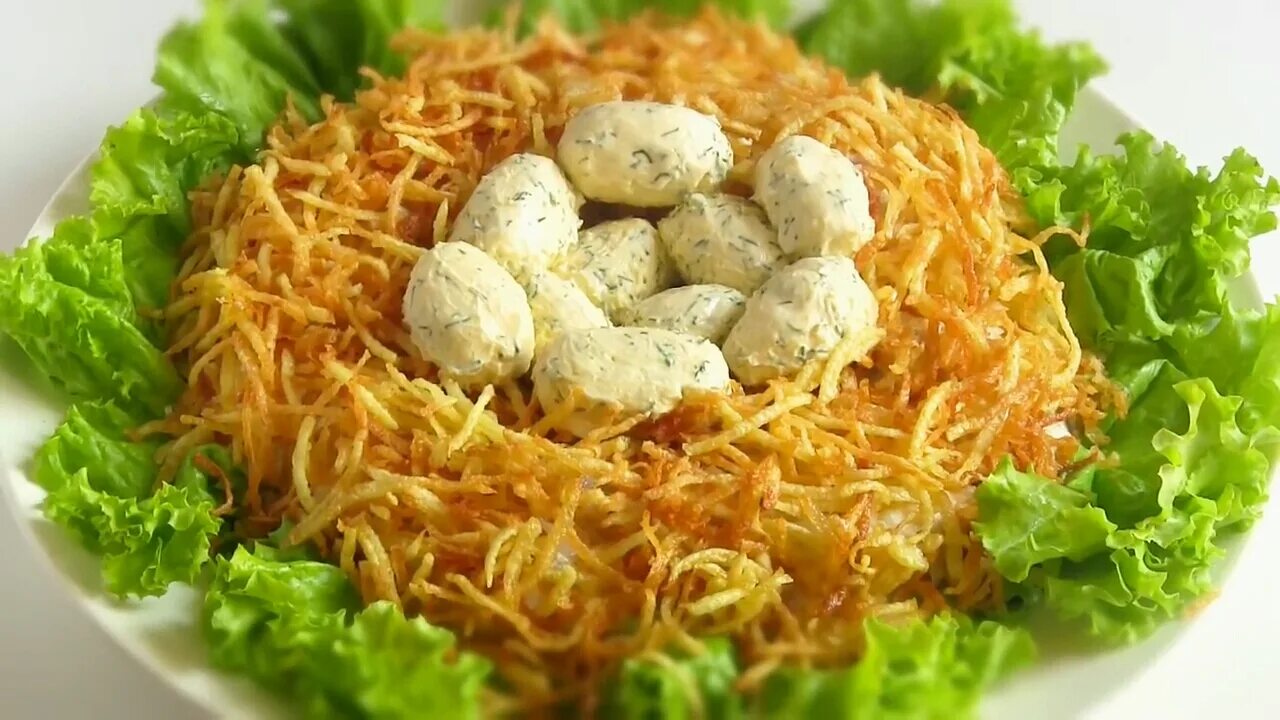 Салат гнездо аиста. Салат гнездо глухаря. Салат глухариное гнездо классический. Салат глухариное гнездо классический. Гнездо глухаря пошагово.