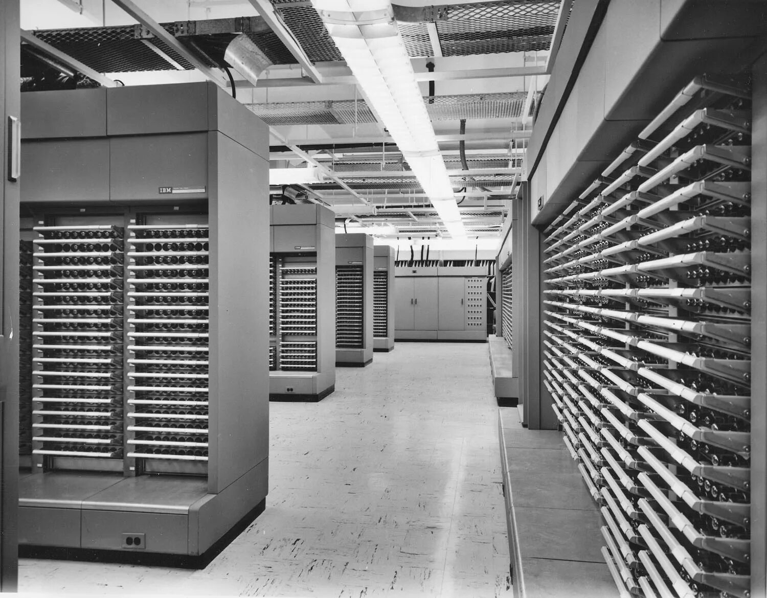 Ibm 7. Ламповые ЭВМ БЭСМ-2. Компьютер IBM an/FSQ-7. ЭВМ 1 поколения. Второе поколение ЭВМ БЭСМ-6.