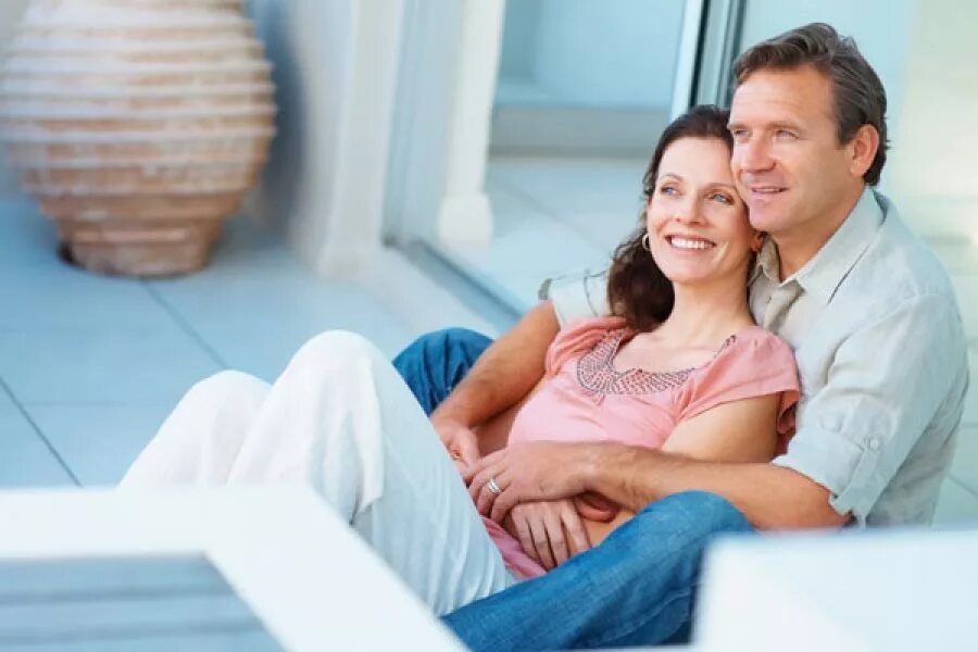 Взрослые мужчина и женщина. Влюбленные в возрасте. Женщина старше мужа. Люди зрелого возраста. Счастливая пара.