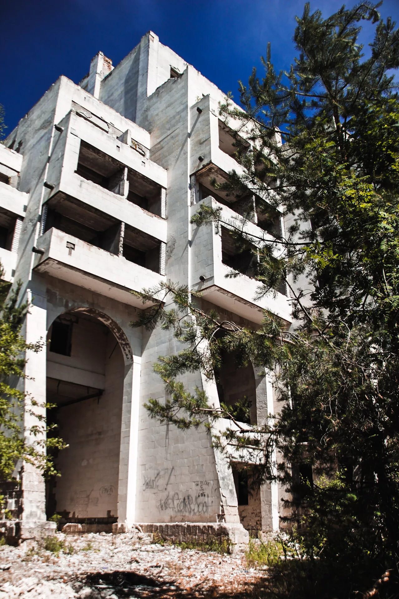 Цхалтубо заброшенные санатории. Город заброшенных санаториев. Заброшенный пансионат в цхалтубо. Заброшенный санаторий калязин. Цхалтубо заброшенные санатории.
