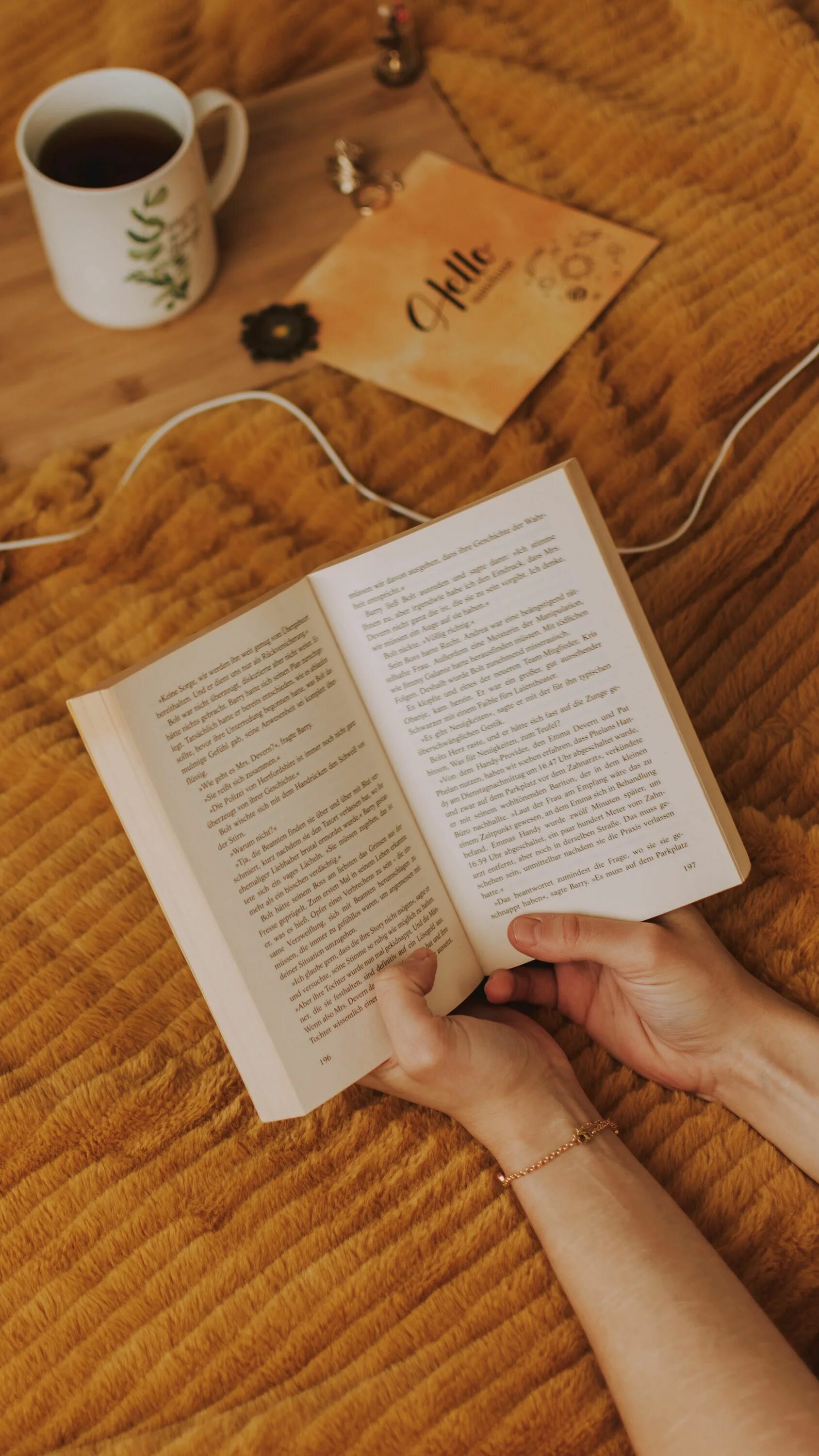 В моих руках книга. Книга в руках. книжка в руках. книга на ладони. книга и чай в руках.