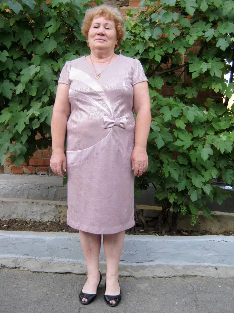 Полненькие старые. Пожилая женщина в платье. Платье для женщин 60 лет. Бабушка в платье. Старушка в платье.