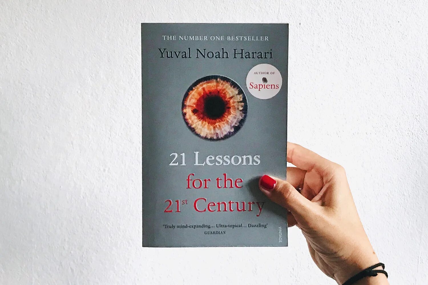 Юваль харари 21 урок. Юваль Ной Харари «21 урок для XXI века». Yuval Noah Harari 21 Lessons for the 21st Century. Юваль Ной Харари - 21 урок для XXI века Сбербанк. Юл новой Харари книга.