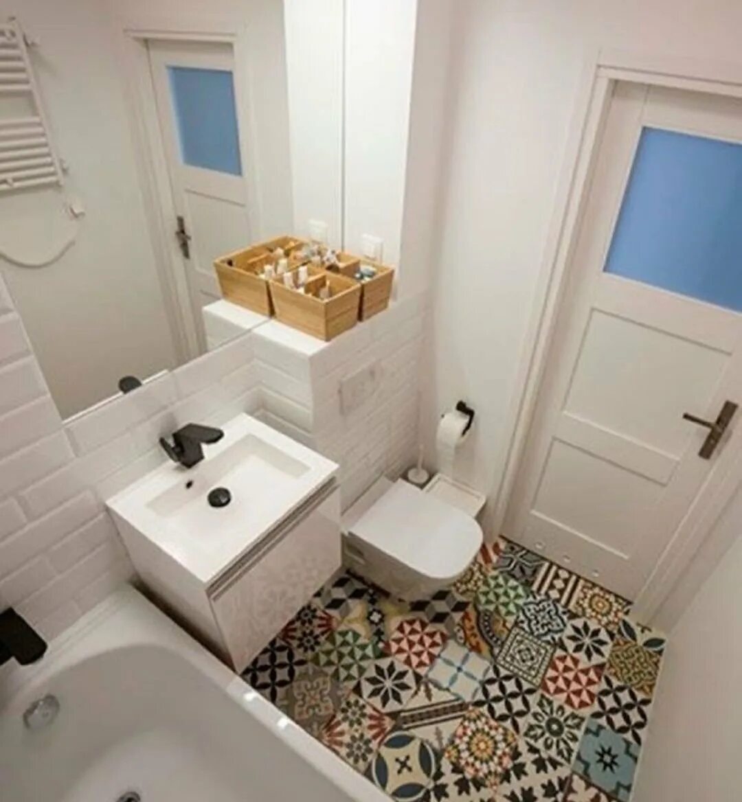 Туалетная комната в скандинавском стиле. Санузел в скандинавском стиле. Туалет в скандинавском стиле. Ванная с туалетом. Маленькая ванна с унитазом