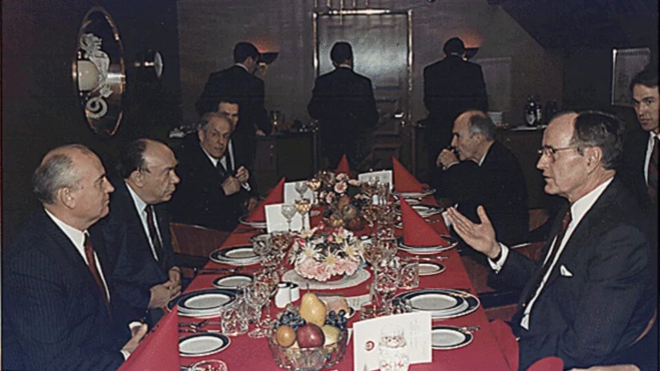 Встреча горбачева и буша старшего. Мальтийский саммит 1989. горбачев и буш на мальте. встреча горбачева на мальте в 1989.