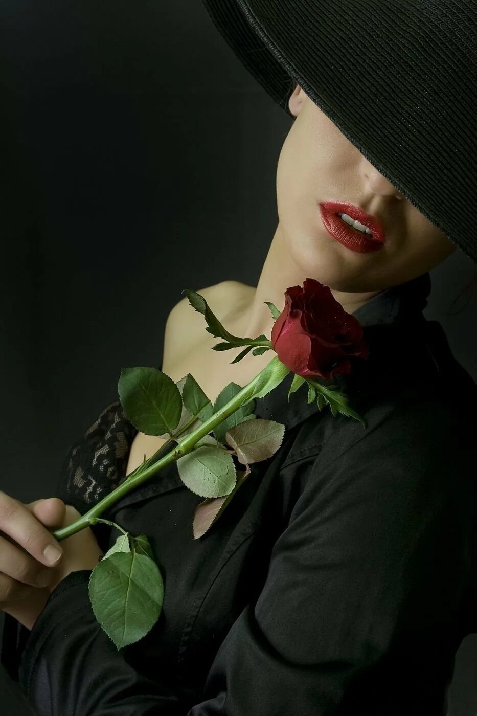 Девушка розы видео. Девушка в шляпе. Красивая женщина в шляпе. Дама в шляпе с розой.