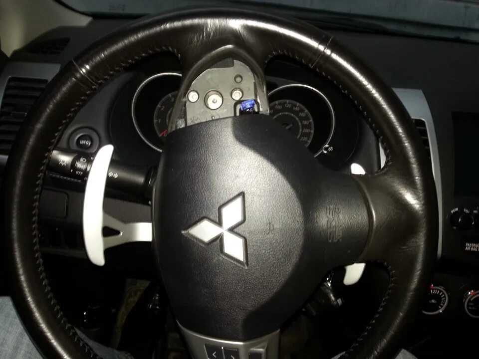 Кнопка руля аутлендер. Руль митсубиси аутлендер xl 2011. mitsubishi outlander xl руль. кнопки на руль митсубиси аутлендер. руль митсубиси l200.