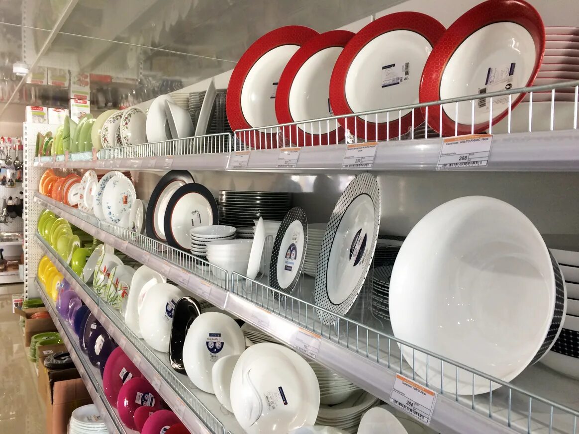 Хозяйственный магазин посуда. Оборудование для магазина посуды. Отдел посуды. Магазин посуды. Выкладка посуды.