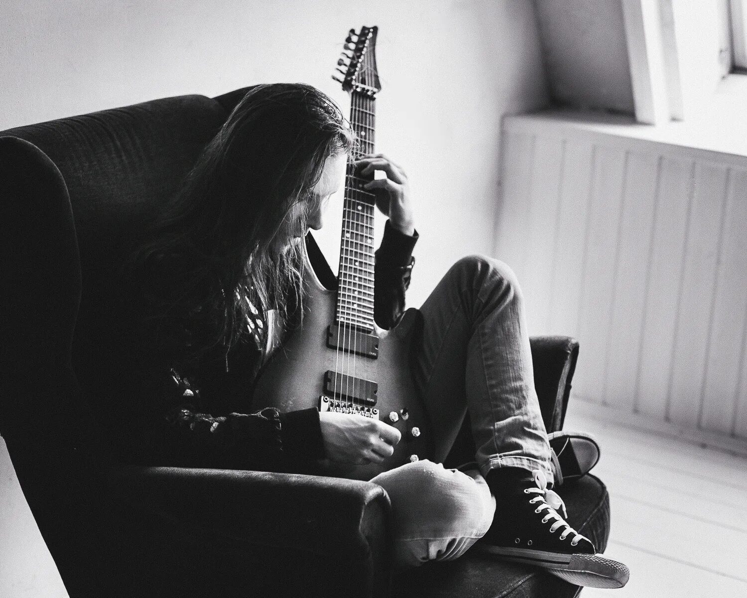 И одинокая гитара поет. Парень с гитарой в ночи. Влюбленные с гитарой. Мужчина женщина гитара. И одинокая гитара поет.