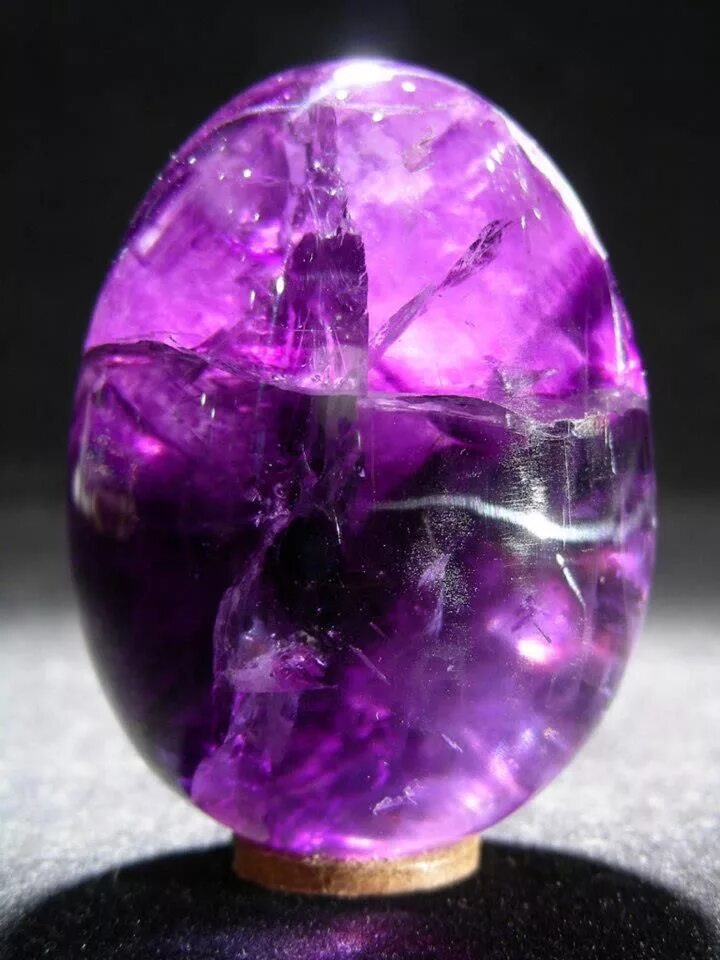 Сильный магический камень. Флюорит минерал Кристалл. Флюорит камень магические. Пурпурный флюорит. Флюорит фиолетовый.