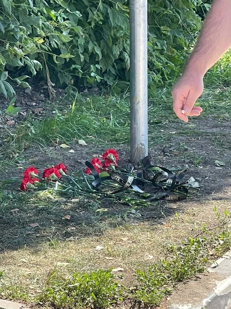 Белгород гибнет. Стихийный мемориал погибшим в Белгороде. Цветы на месте трагедии в Белгороде.