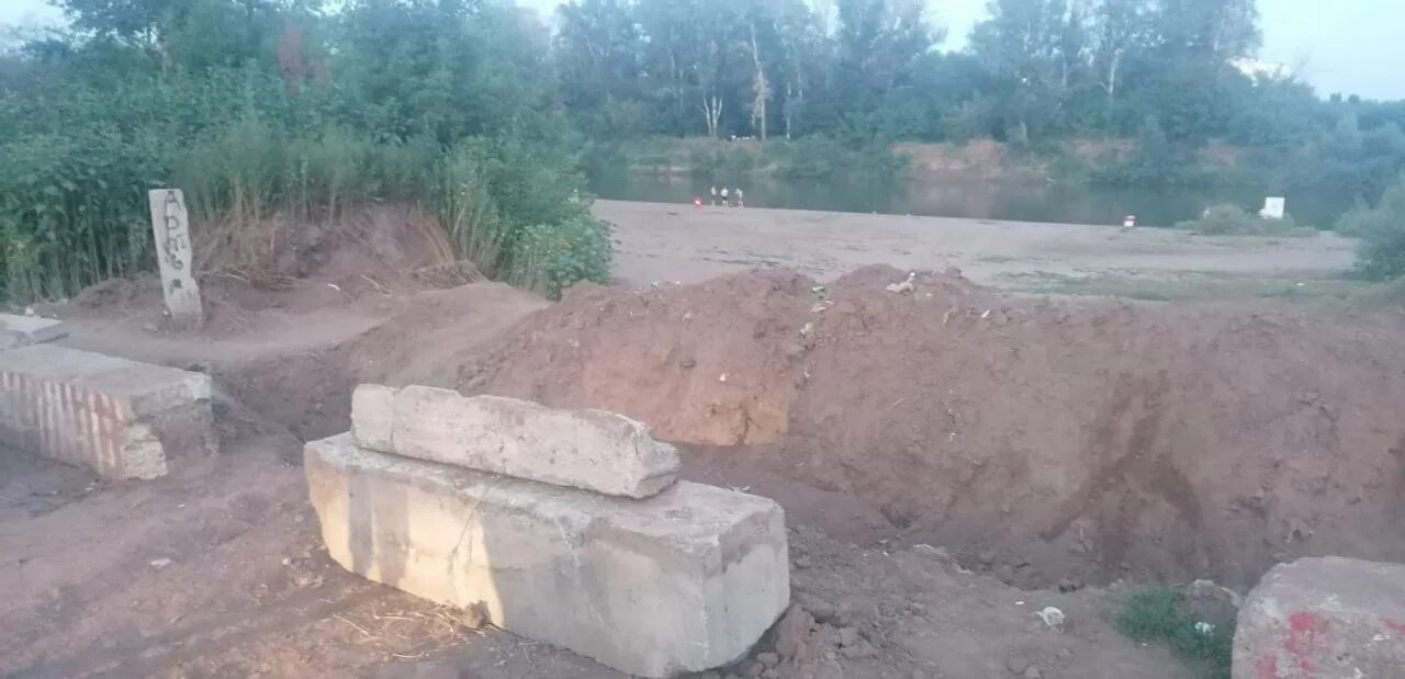 Уровень сакмары на данный момент в оренбурге. Сакмара село. мост через сакмару оренбург. глина сакмара. река сакмара в оренбурге сейчас.