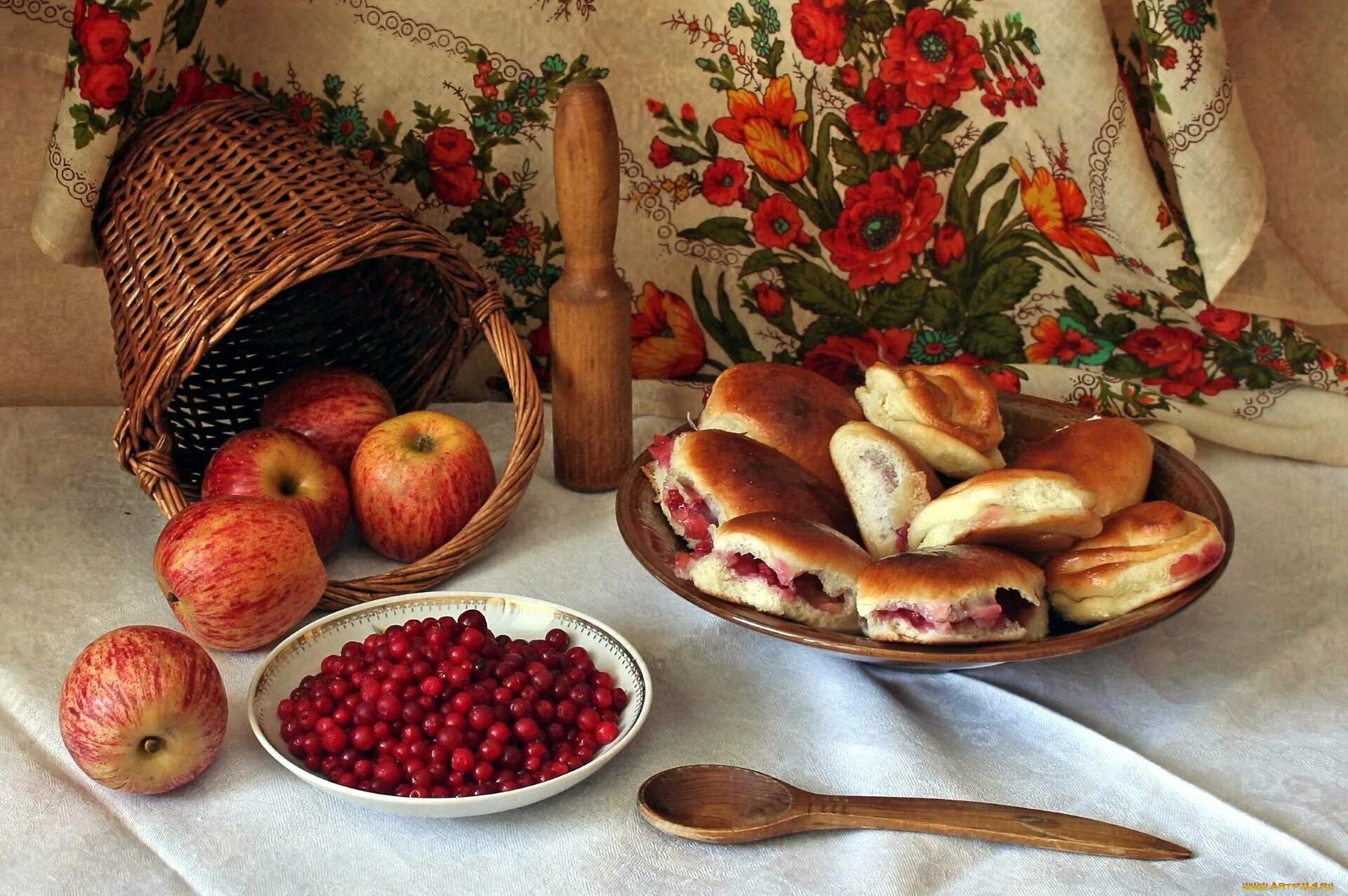 Натюрморт русская кухня. Натюрморт с яблоками. Стол с пирогами. Деревенский стол с едой. Бабушка нам очень понравились пироги с клюквой