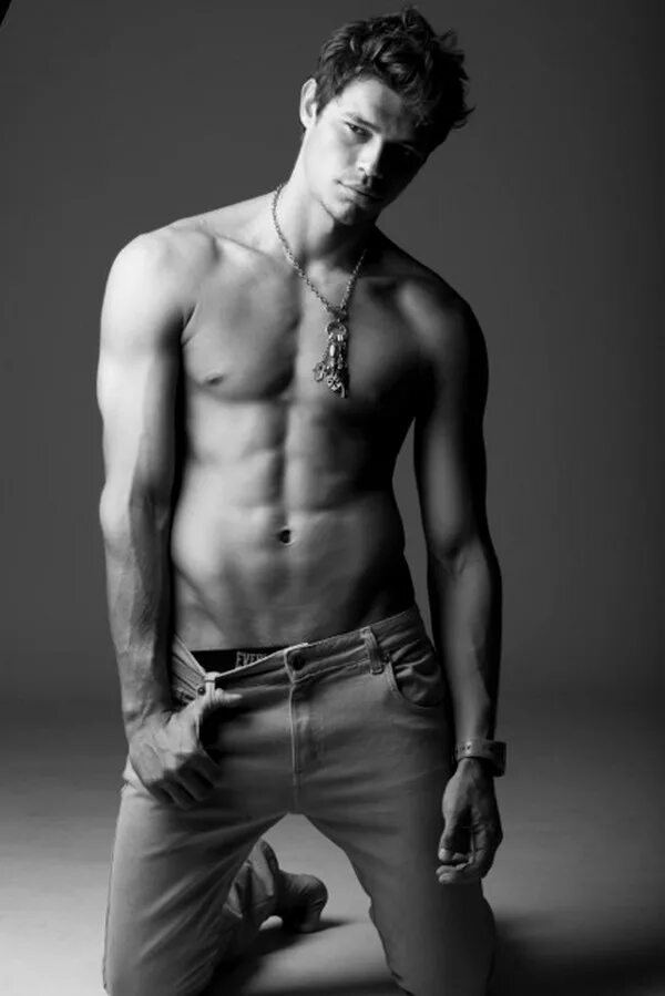 горячие позы парней. красивый парень позирует. горячие позы парней. красивые мужчины фотомодели. мужчина с голым торсом.