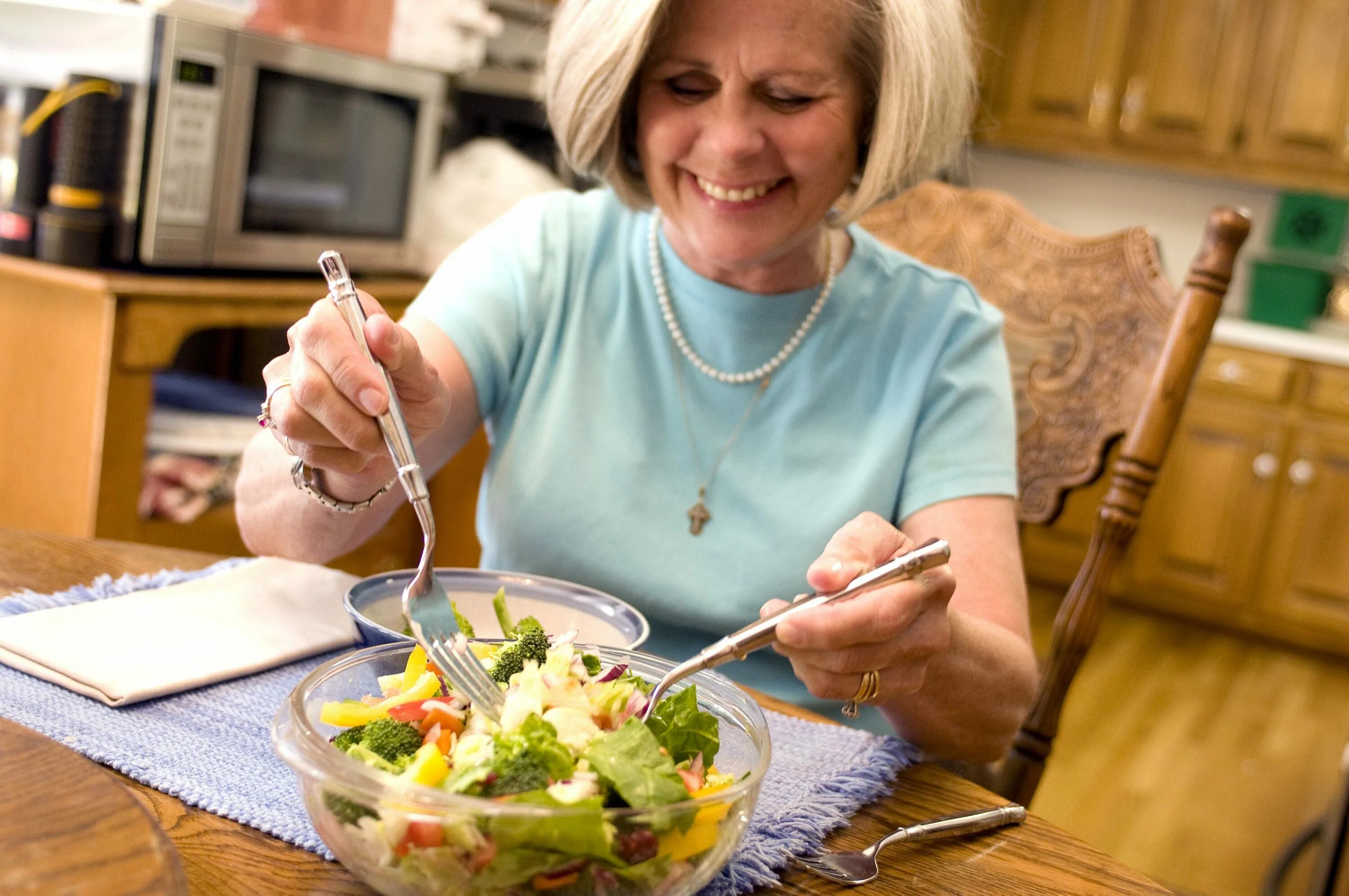 Образование после 40 лет. Еда для пожилых людей. Пожилые люди едят. Пожилая женщина с едой. Правильное питание для пожилых людей.