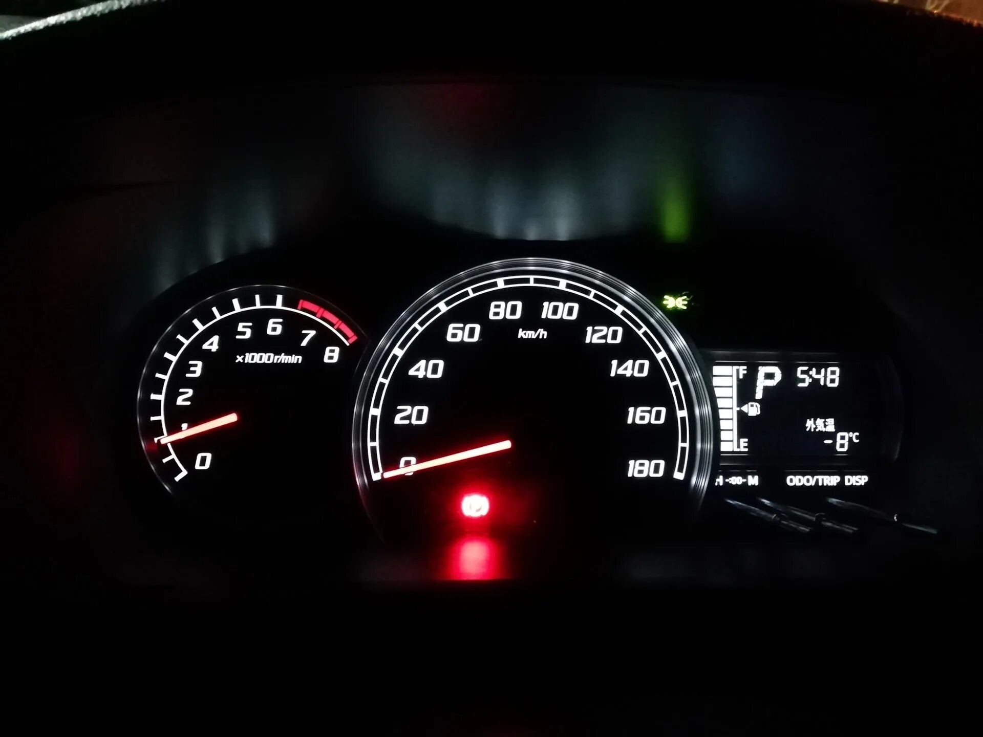 Контрольно-измерительные приборы автомобиля. Тахометр при запуске двигателя. Тахометр для выявления оборотов крановых двигателей. Спидометр карбюратор стрелка тахометр. Тахометр при запуске двигателя.