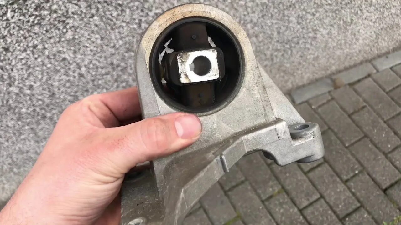 Engine mounting. Опора карданного вала volvo xc70, s80, s60, v70. раздвижной элемент зажим окна volvo s60 s80 v70 xc90. upper engine mount.