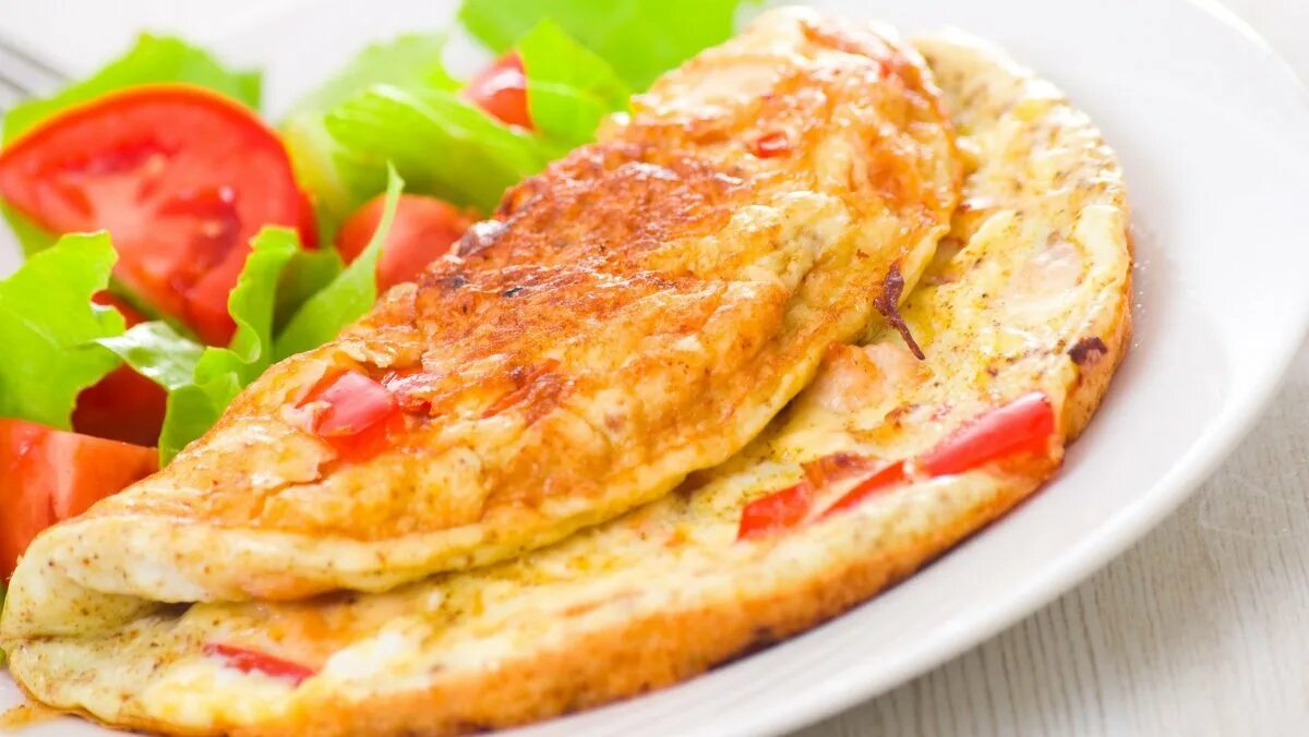 Омлет с ветчиной и сыром и помидорами. Омлет с морковью. Омлет на воде. Омлет с зеленью. Белковый омлет.