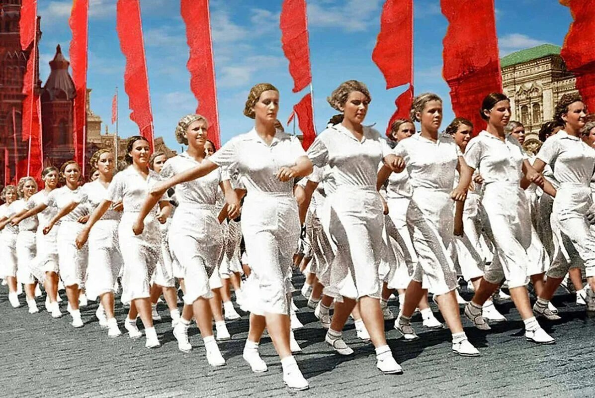 Группой шли женщины. Парад физкультурников на красной площади 1937 год. Парад физкультурников на красной площади 1945. Парад физкультурников 1919. Парад физкультурников СССР на красной площади.