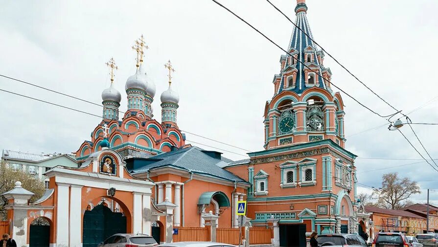 Храм григория неокесарийского изразцы. Церковь димитрия солунского берзарина. Храм димитрия солунского в хорошеве. Храм на рублевском шоссе. Объекты религиозного назначения.